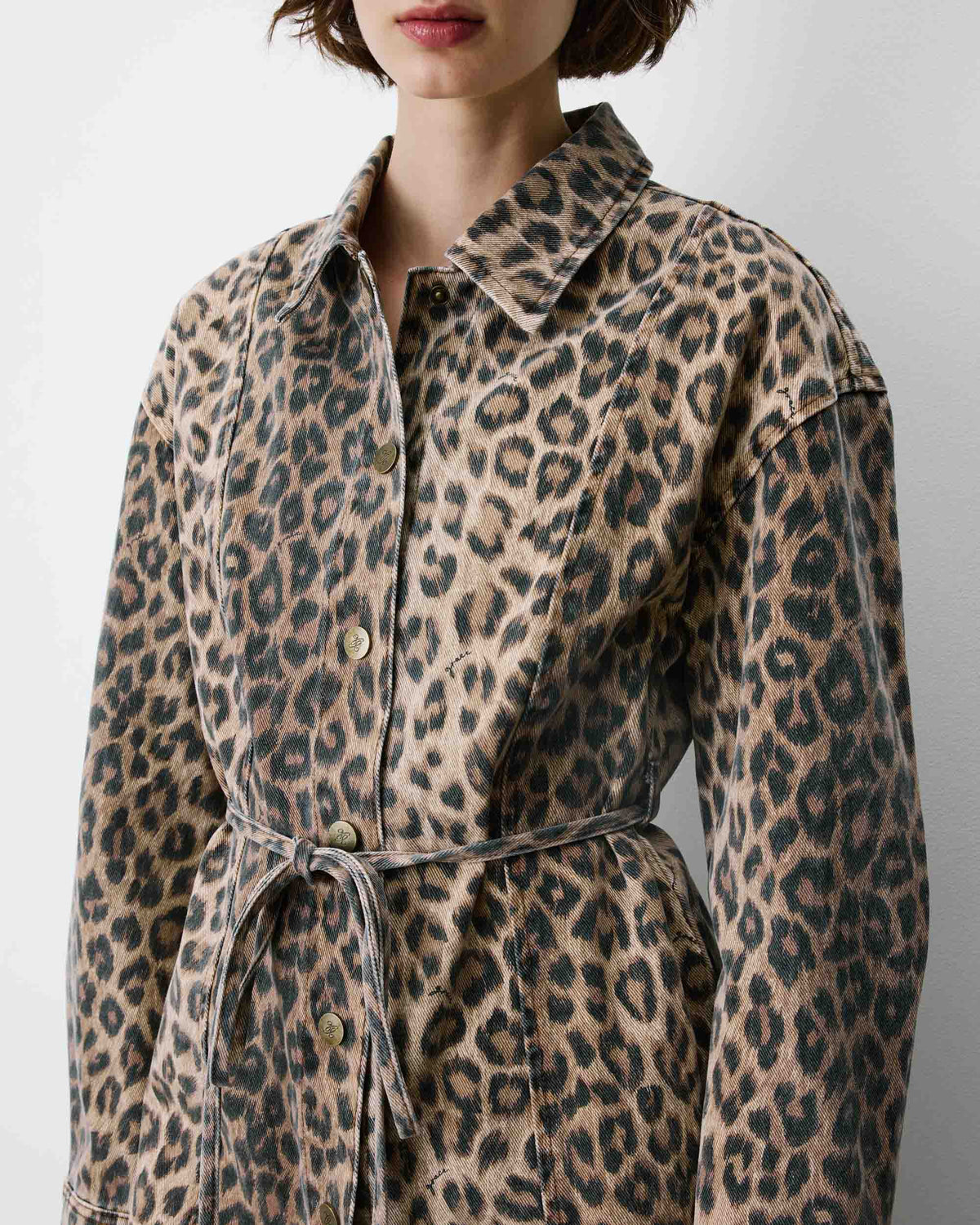 Robe chemise courte en denim à motif leo Alizee