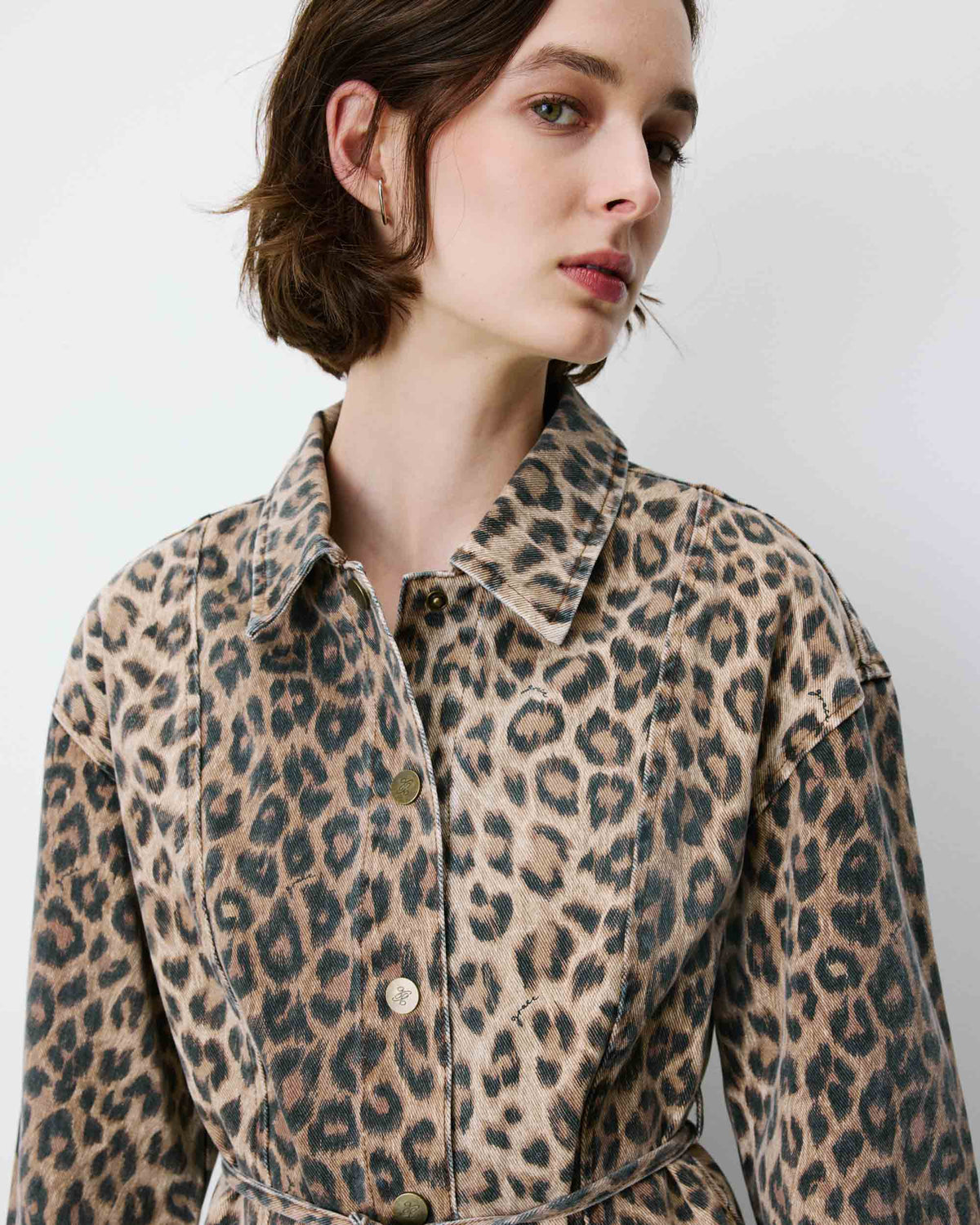 Robe chemise courte en denim à motif leo Alizee
