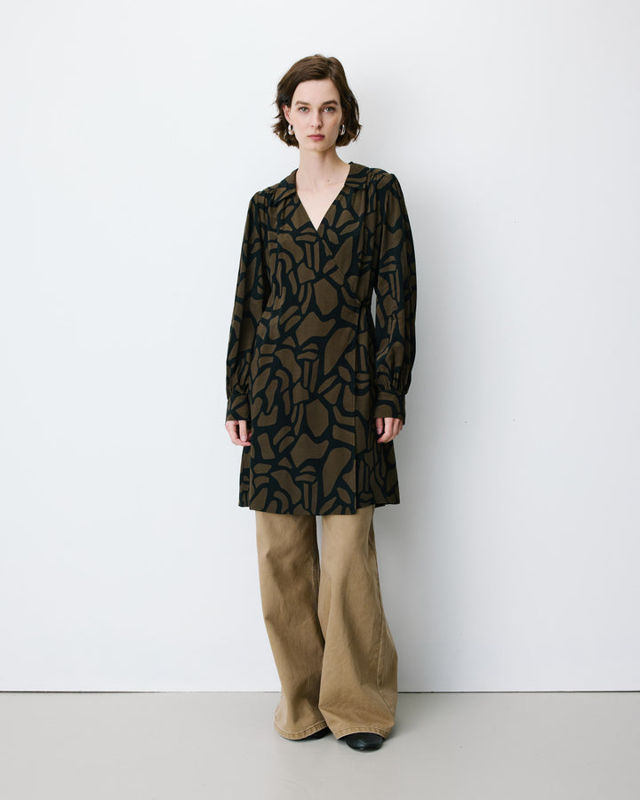 Robe courte portefeuille à motif kaki Anika