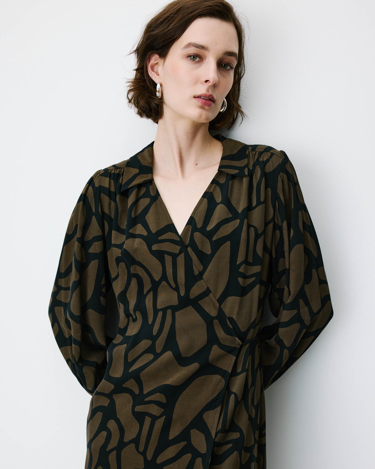 Robe courte portefeuille à motif kaki Anika