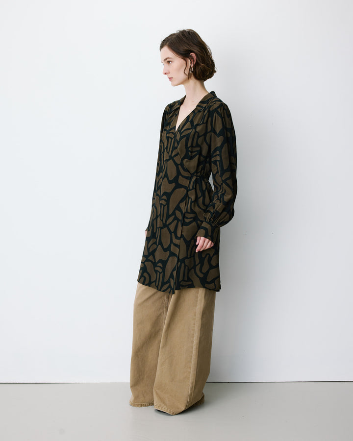 Robe courte portefeuille à motif kaki Anika