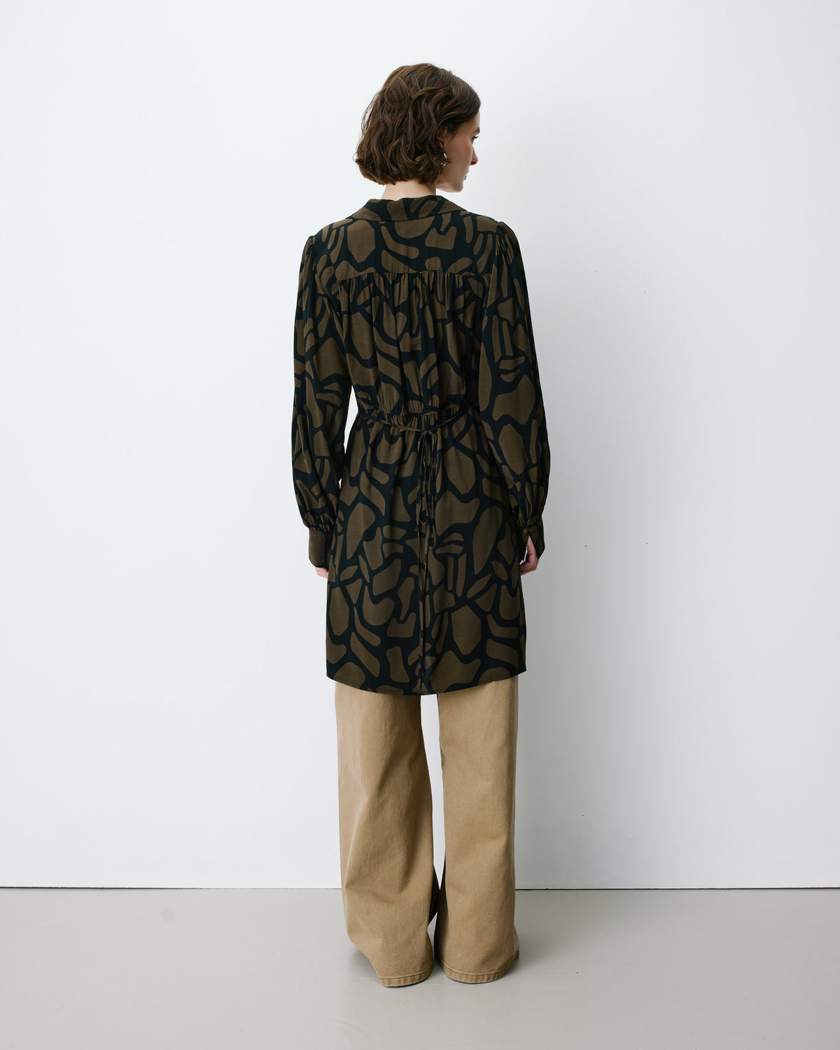 Robe courte portefeuille à motif kaki Anika