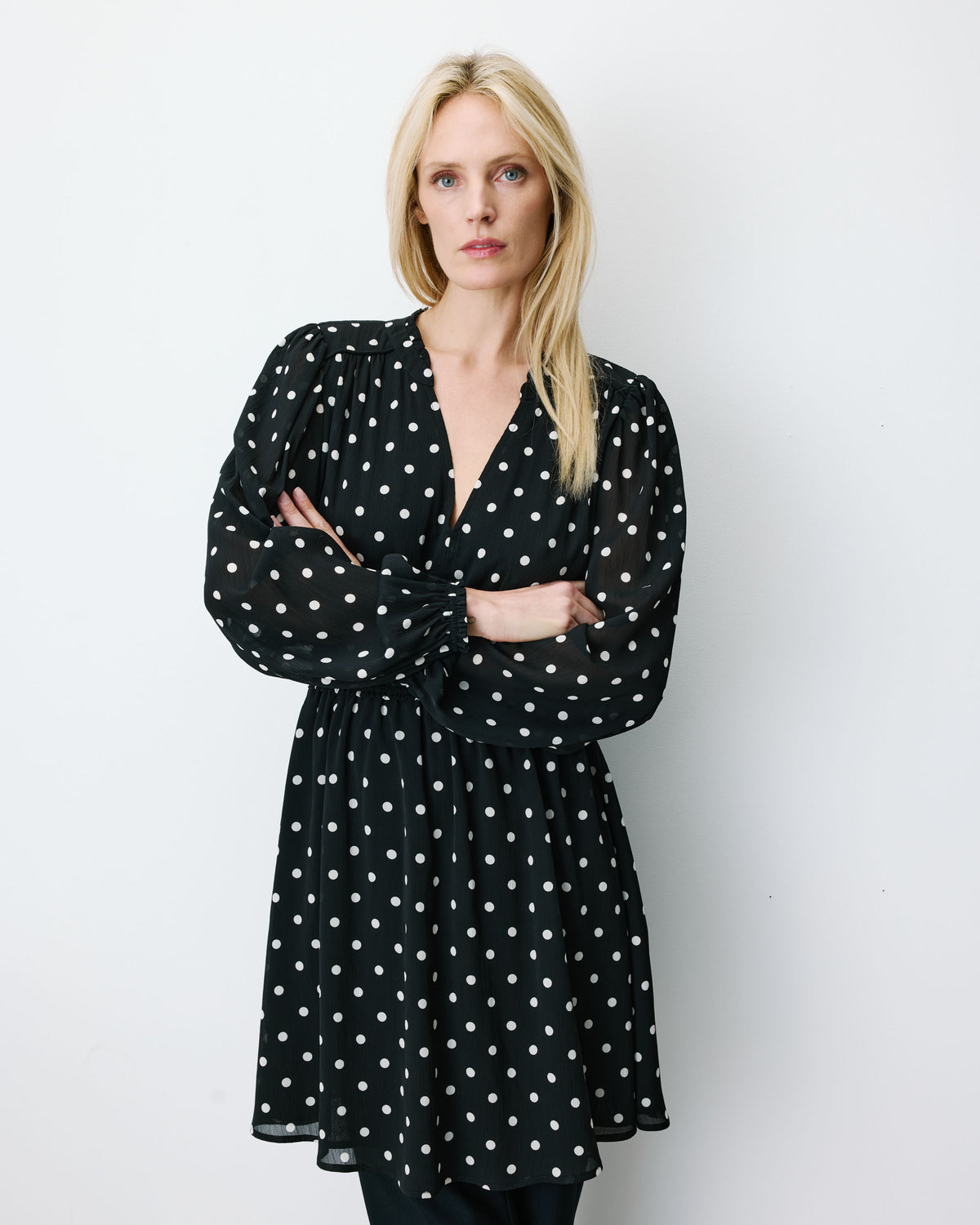 Robe courte fluide manches longues bouffantes pois Ailona