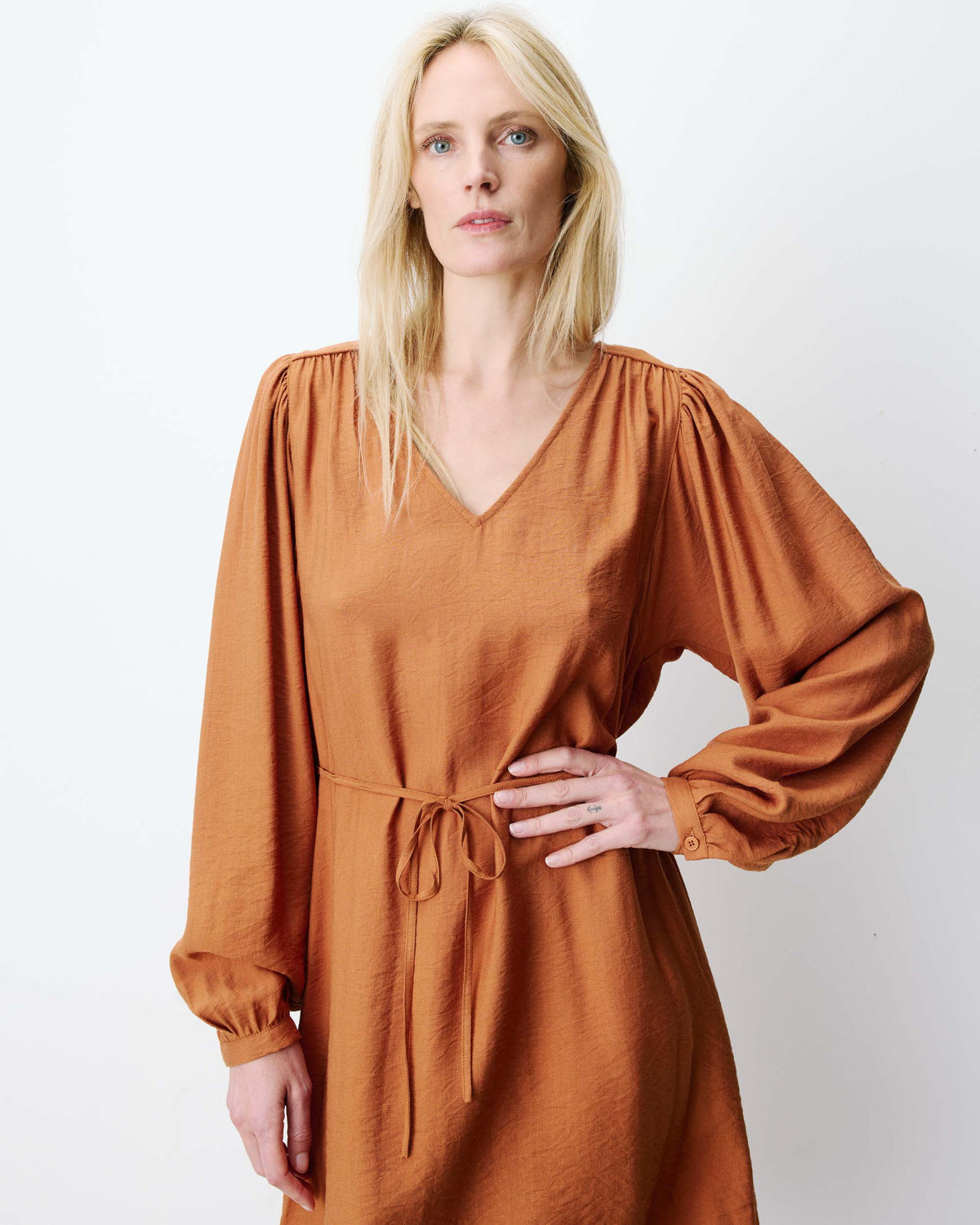 Robe courte col V manches bouffantes camel Alienor