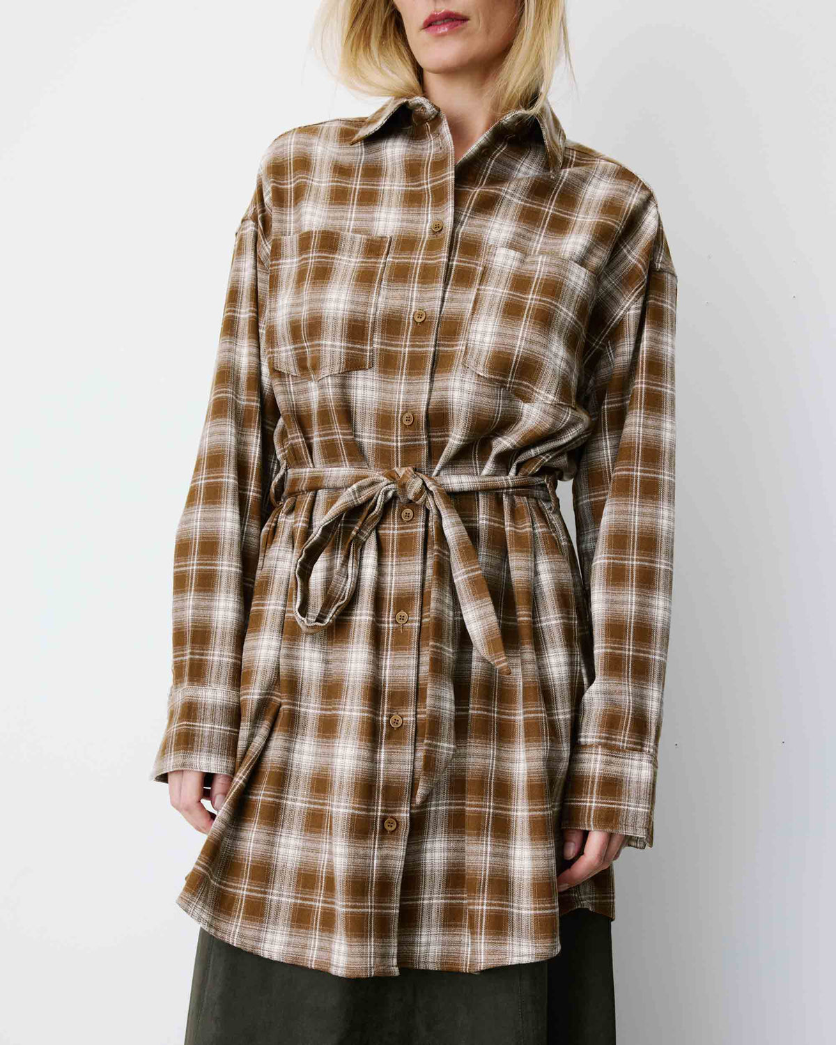 Robe chemise courte à carreaux ceinturée coffee Amaya
