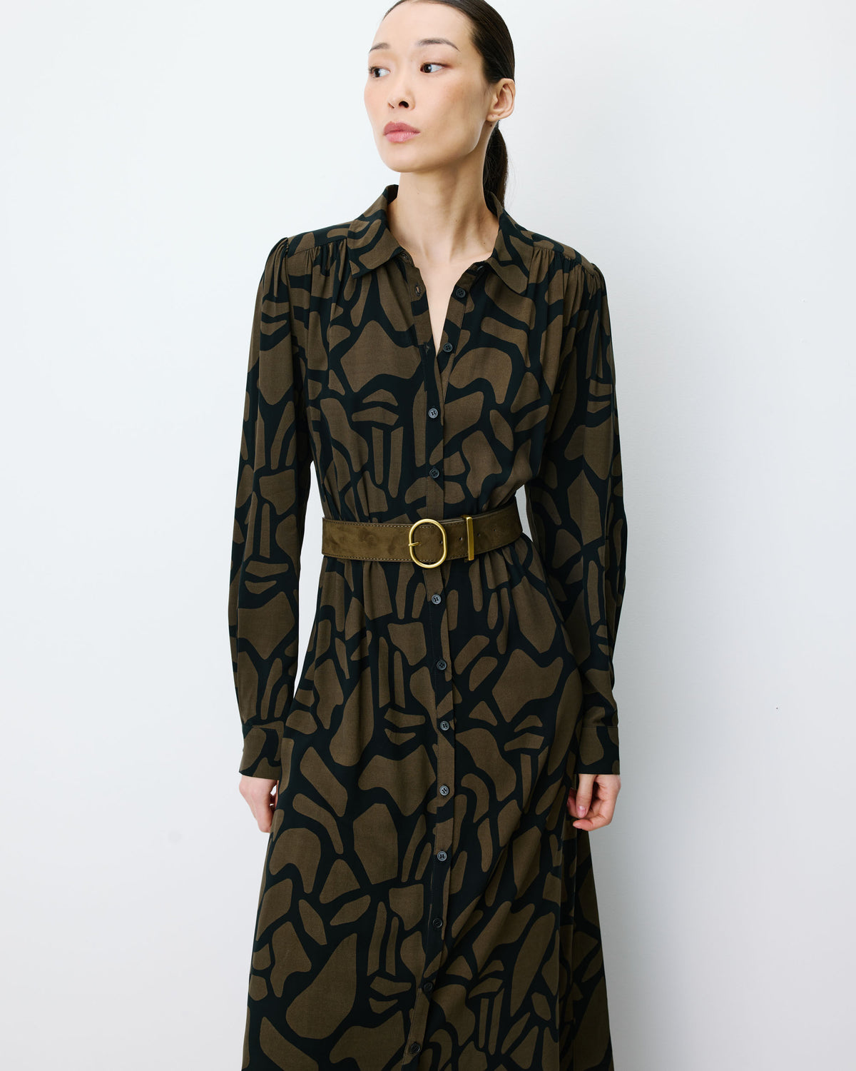 Robe chemise longue ceinturée à motif kaki Aveline