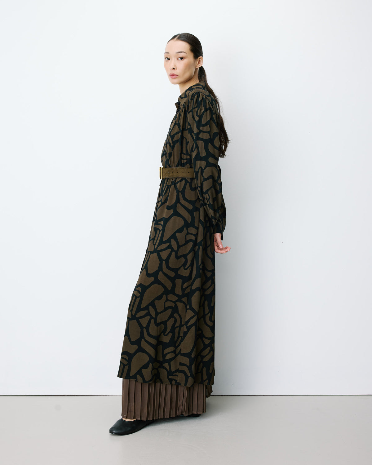 Robe chemise longue ceinturée à motif kaki Aveline