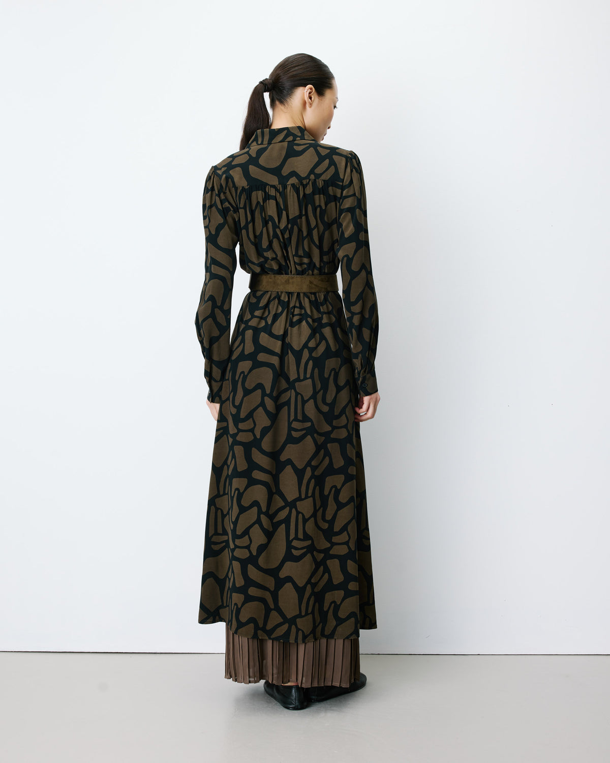 Robe chemise longue ceinturée à motif kaki Aveline