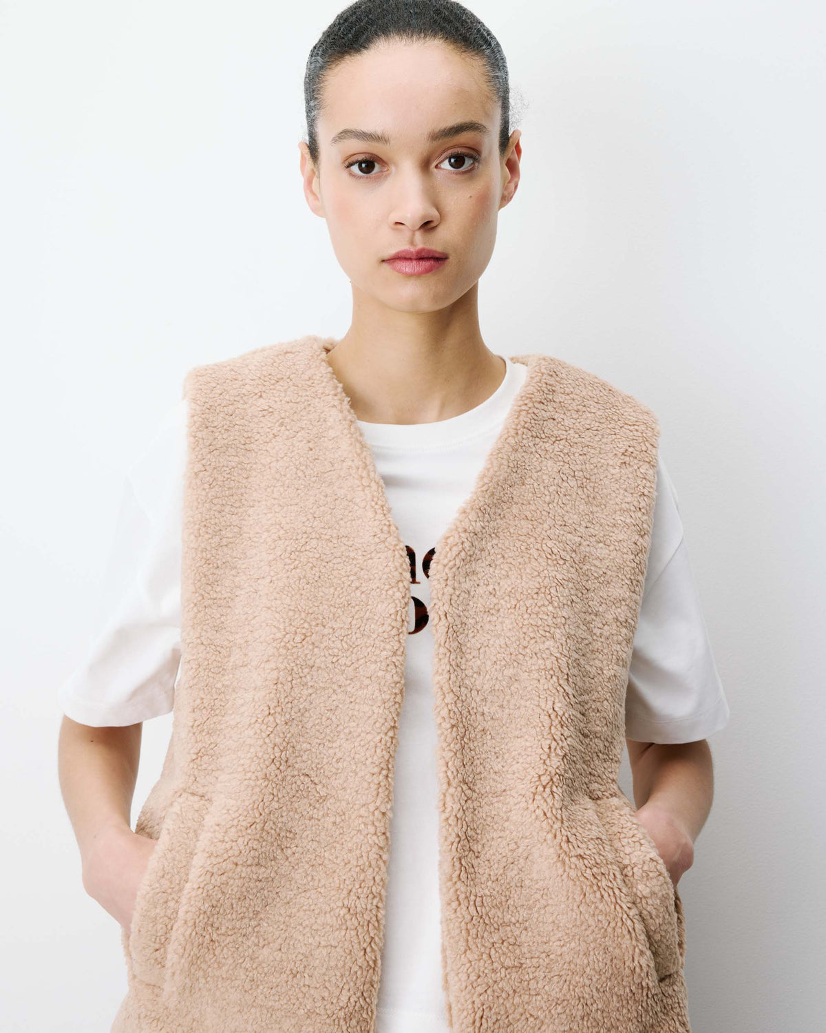Sleeveless faux-shearling vest beige Avery