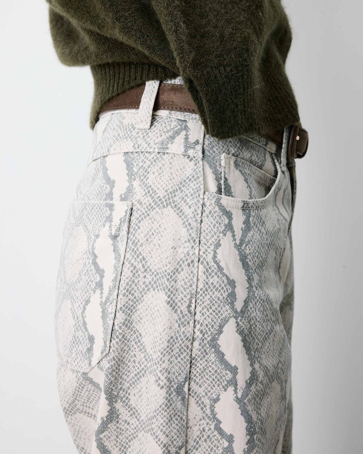 Jean taille haute loose imprimé python Socca