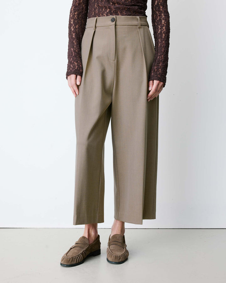 Pantalon tailleur court large à plis beige Atlantis