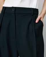 Pantalon tailleur court large à plis marine Atlantis
