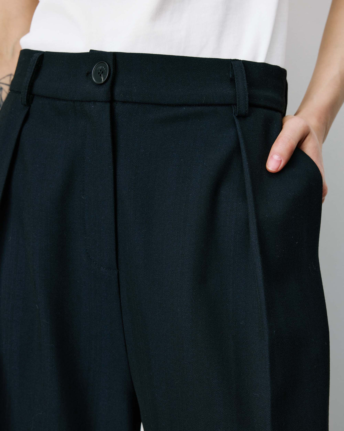 Pantalon tailleur court large à plis marine Atlantis