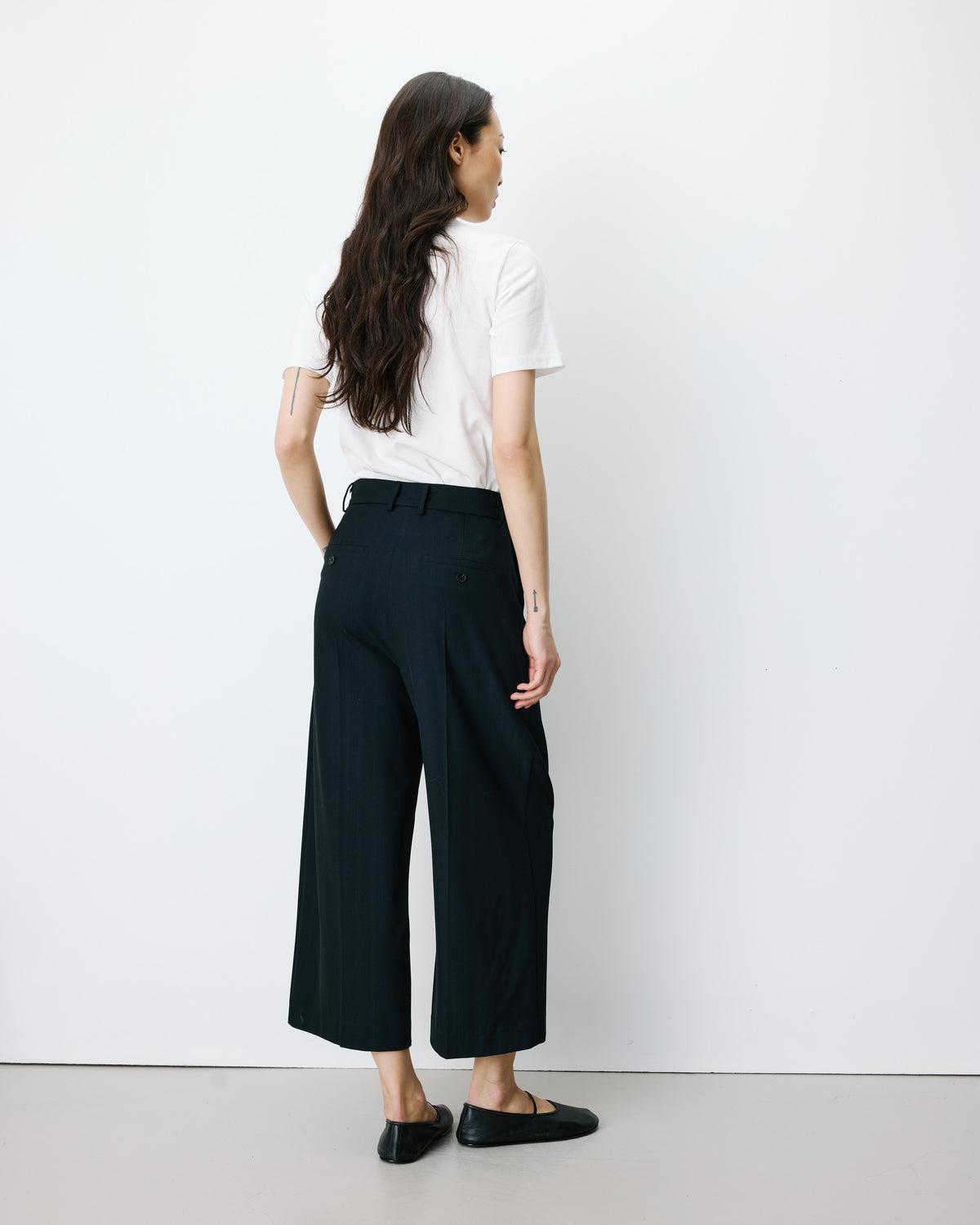 Pantalon tailleur court large à plis marine Atlantis