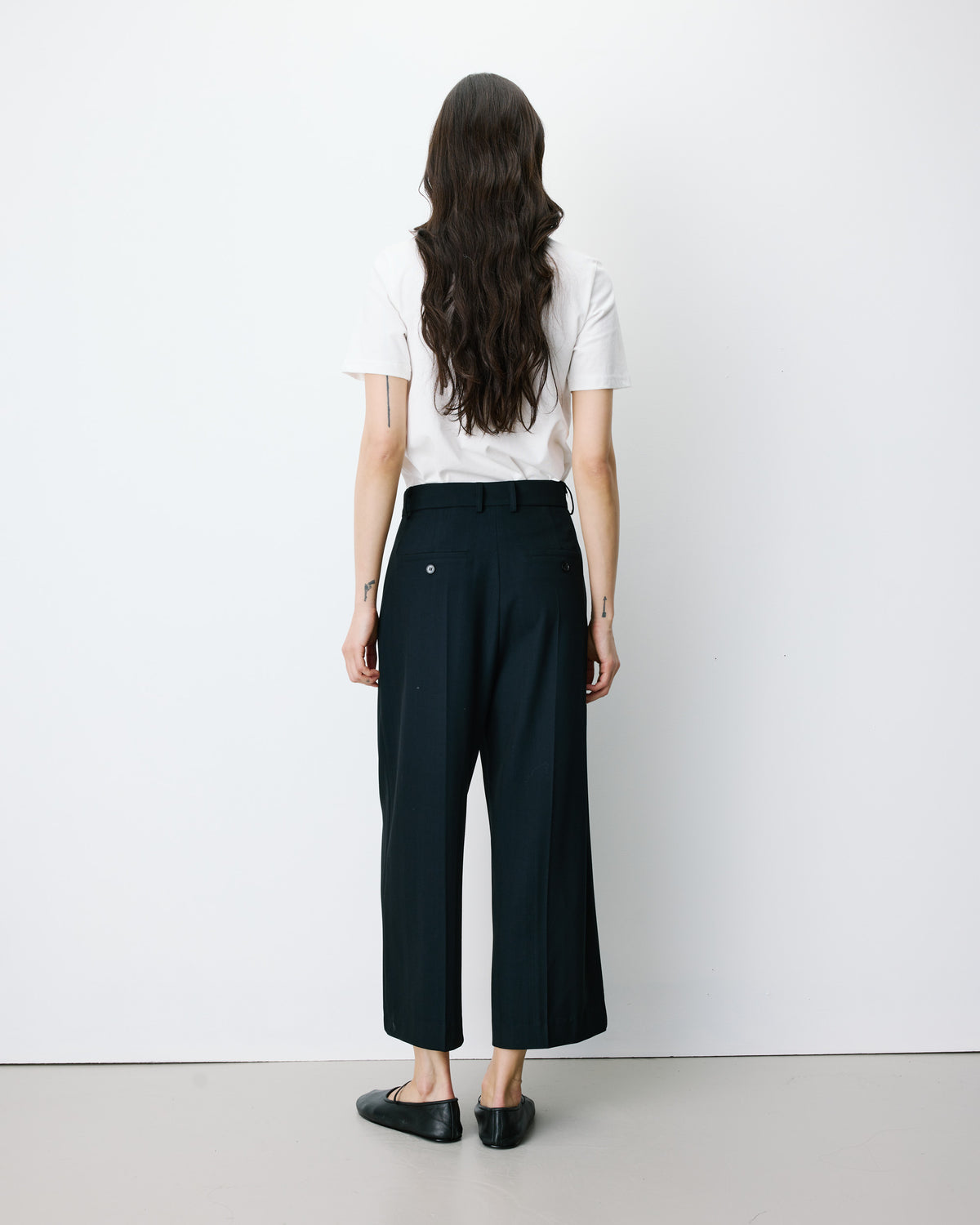 Pantalon tailleur court large à plis marine Atlantis