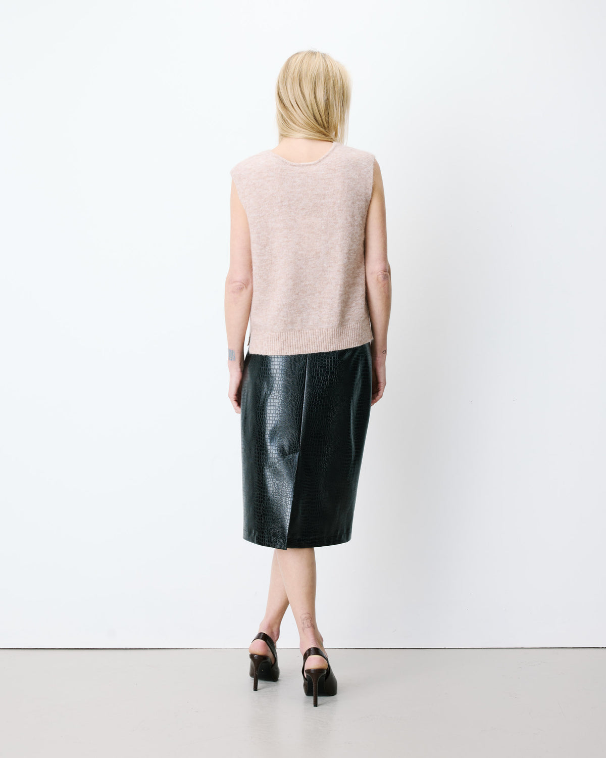 Sleeveless V-neck cardigan beige Nars