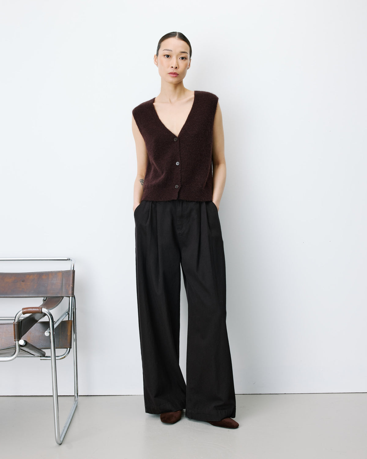 Cardigan sans manches boutonné col V chocolat Nars