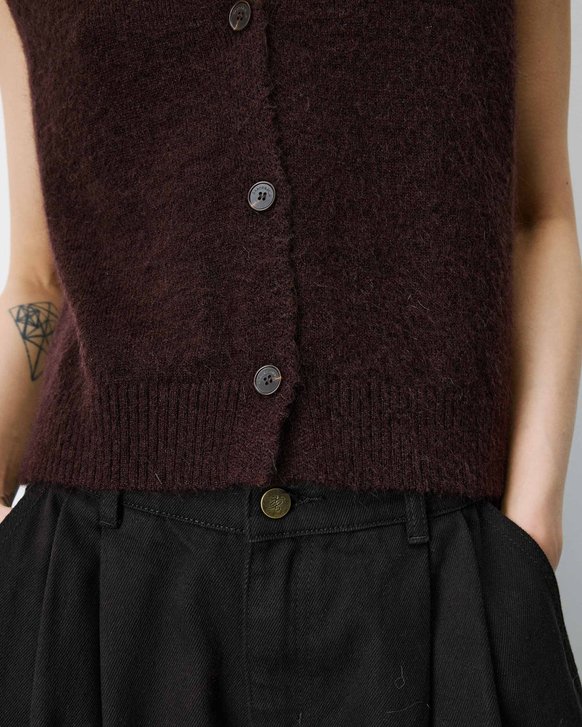 Cardigan sans manches boutonné col V chocolat Nars