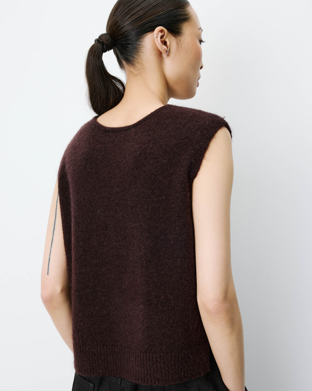 Cardigan sans manches boutonné col V chocolat Nars