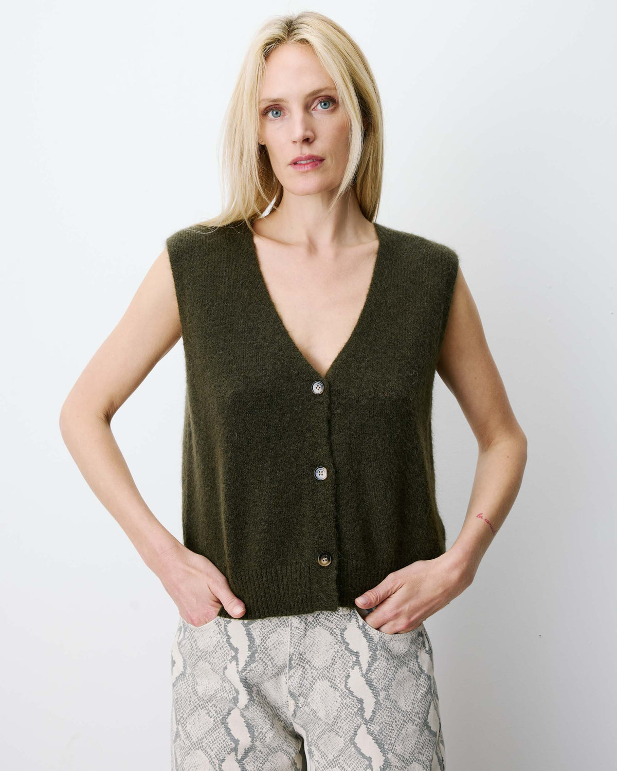Cardigan sans manches boutonné col V kaki Nars