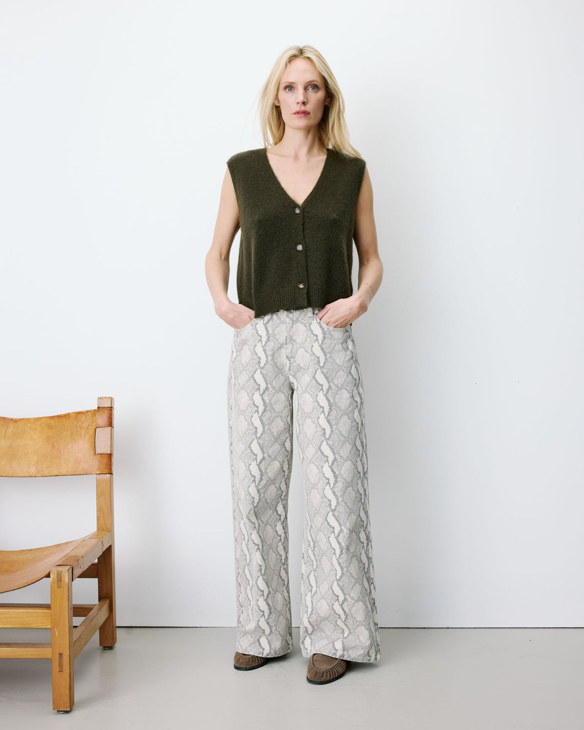 Cardigan sans manches boutonné col V kaki Nars
