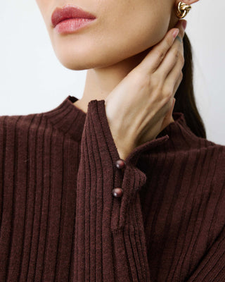 Pull maille fine près du corps col montant chocolat Aloe