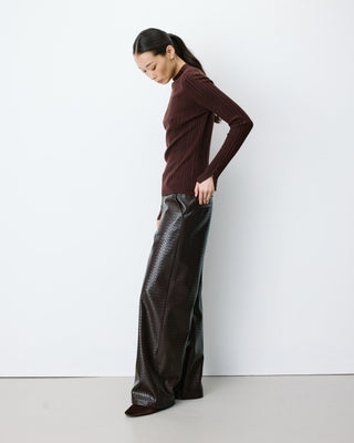 Pull maille fine près du corps col montant chocolat Aloe