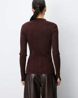 Pull maille fine près du corps col montant chocolat Aloe