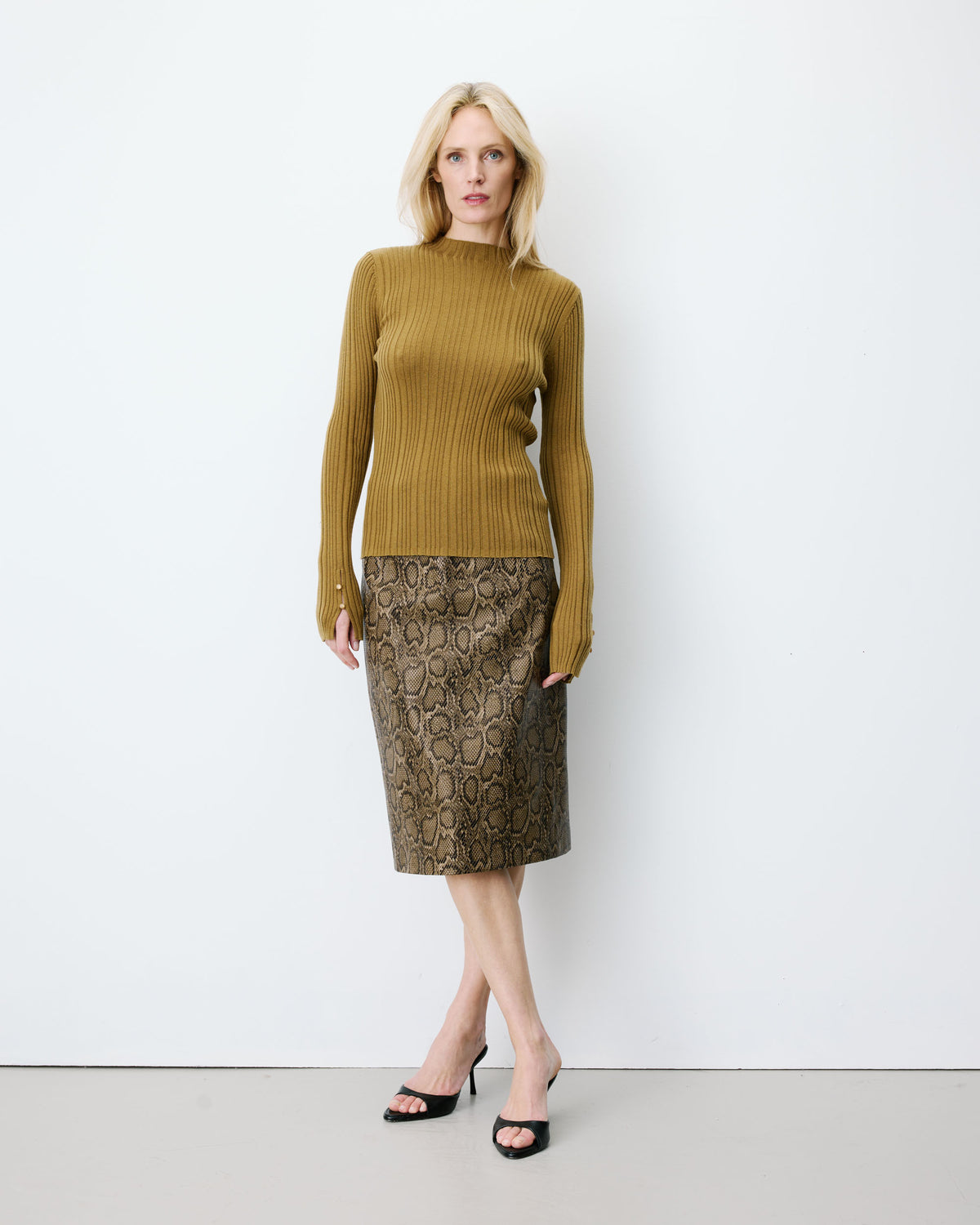 Pull maille fine près du corps col montant olive Aloe