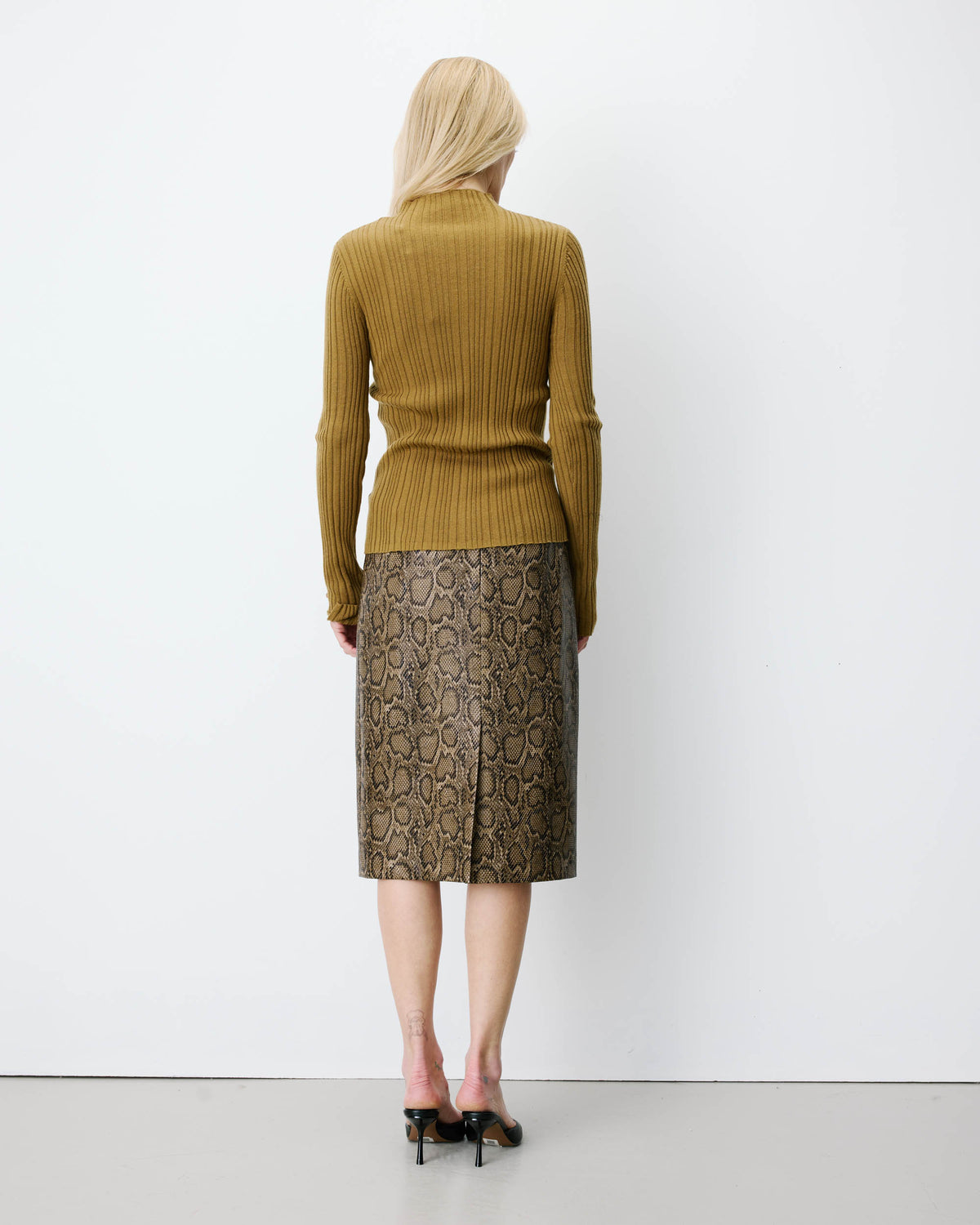 Pull maille fine près du corps col montant olive Aloe