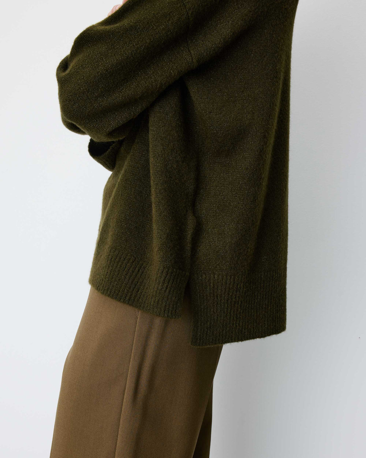 Pull ample col V en maille lurex kaki Salvador