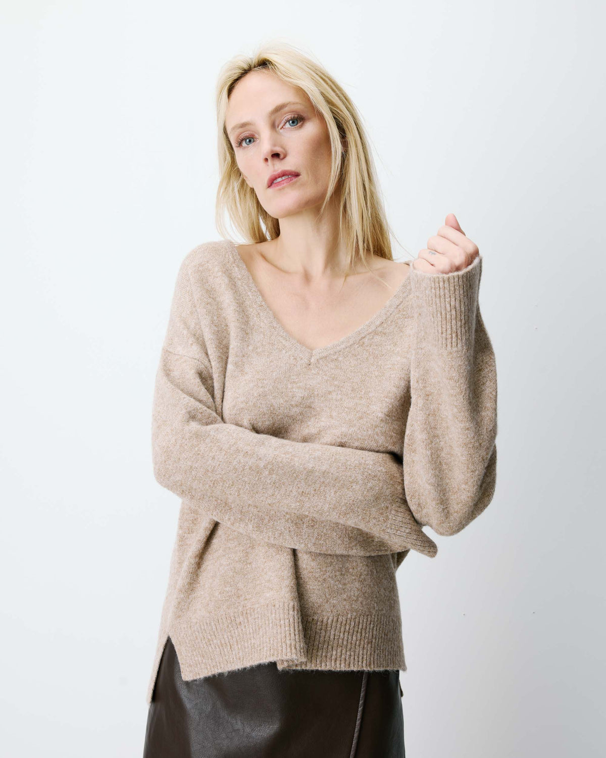 Pull ample col V en maille lurex sable Salvador