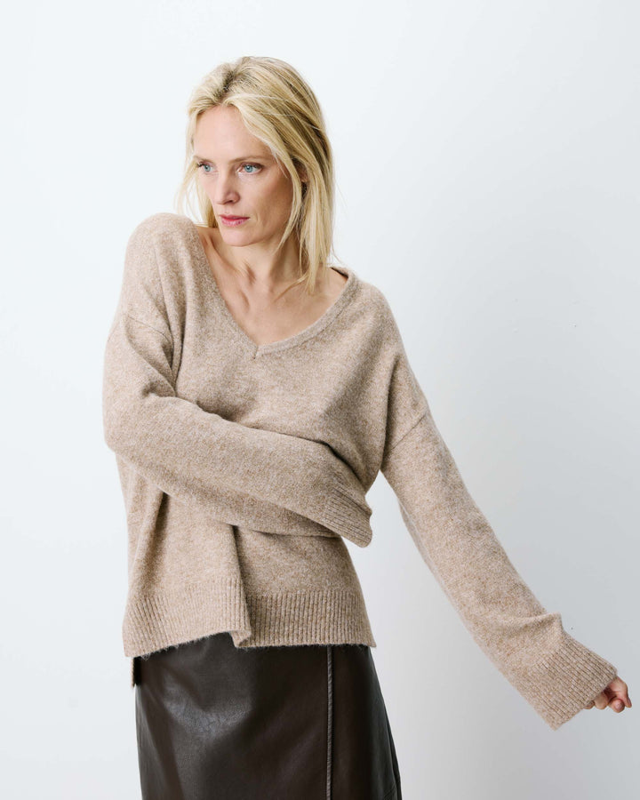 Pull ample col V en maille lurex sable Salvador