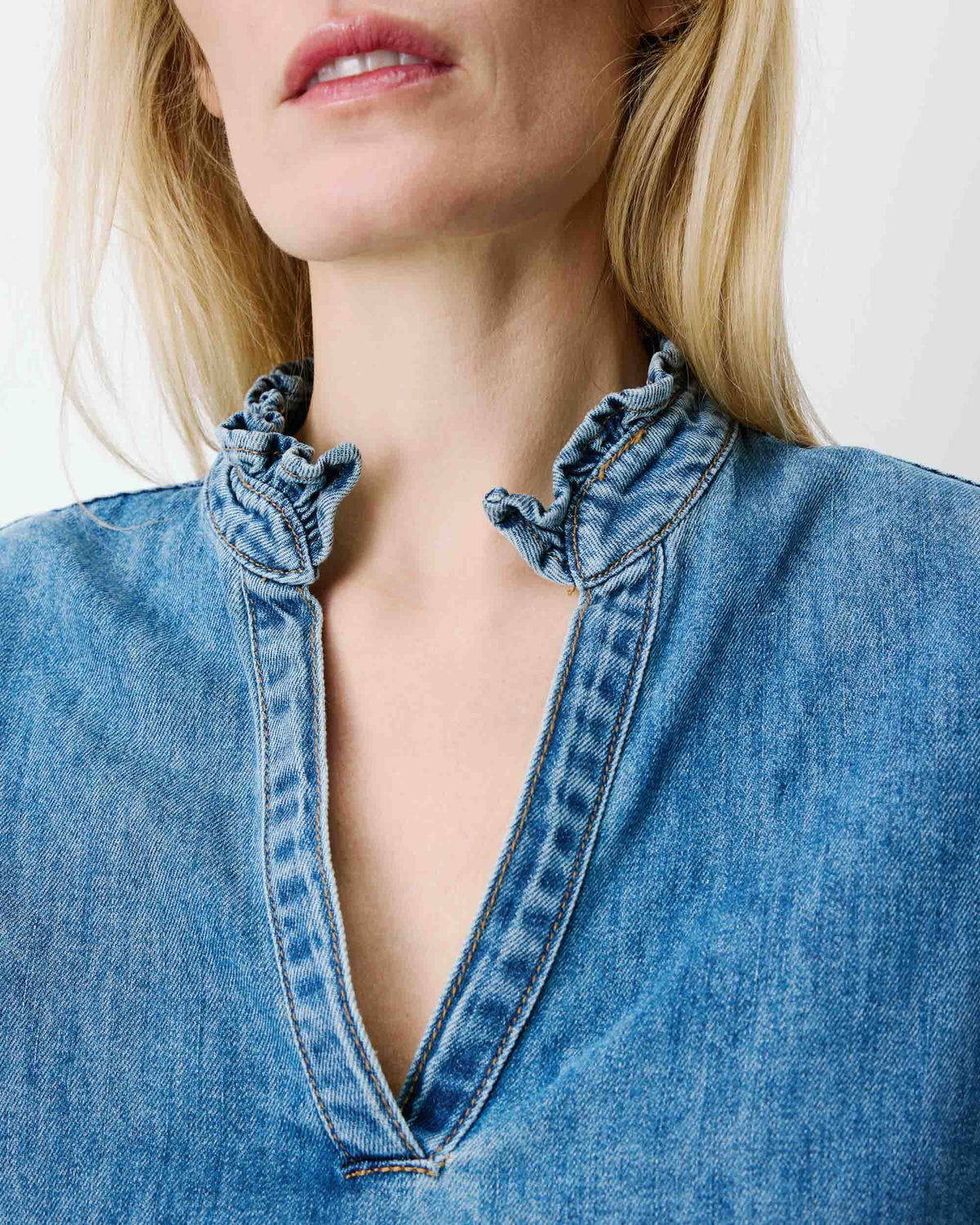 Blouse en denim col V manches bouffantes lightblue Amande