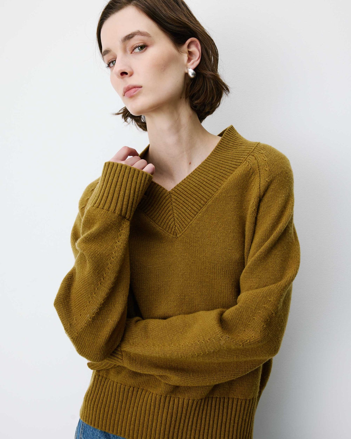 Pull droit col V en maille olive Alden