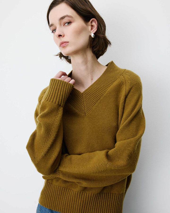 Pull droit col V en maille olive Alden