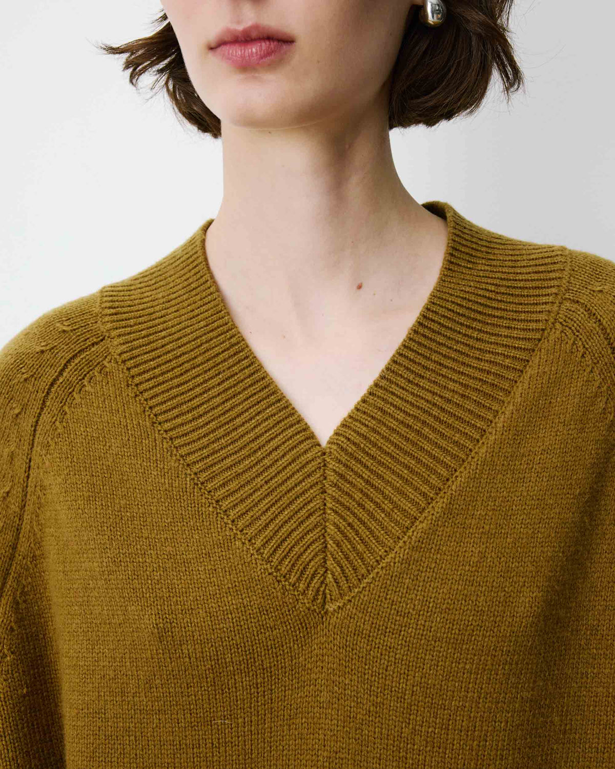 Pull droit col V en maille olive Alden