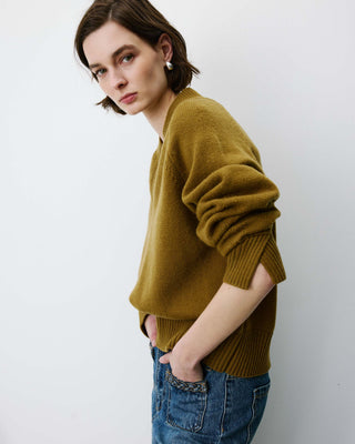 Pull droit col V en maille olive Alden