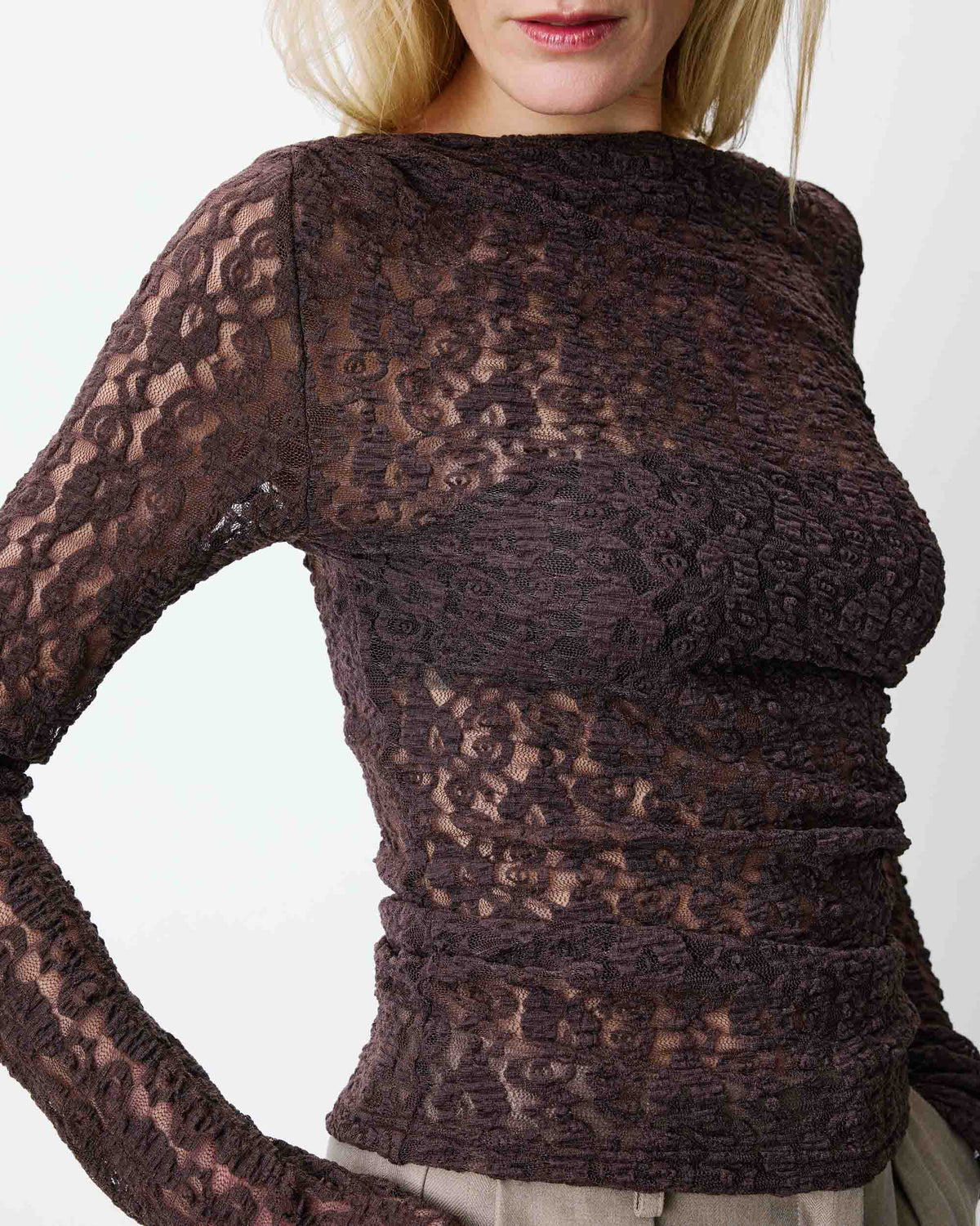 Top en dentelle drapé col bateau chocolat Avoine