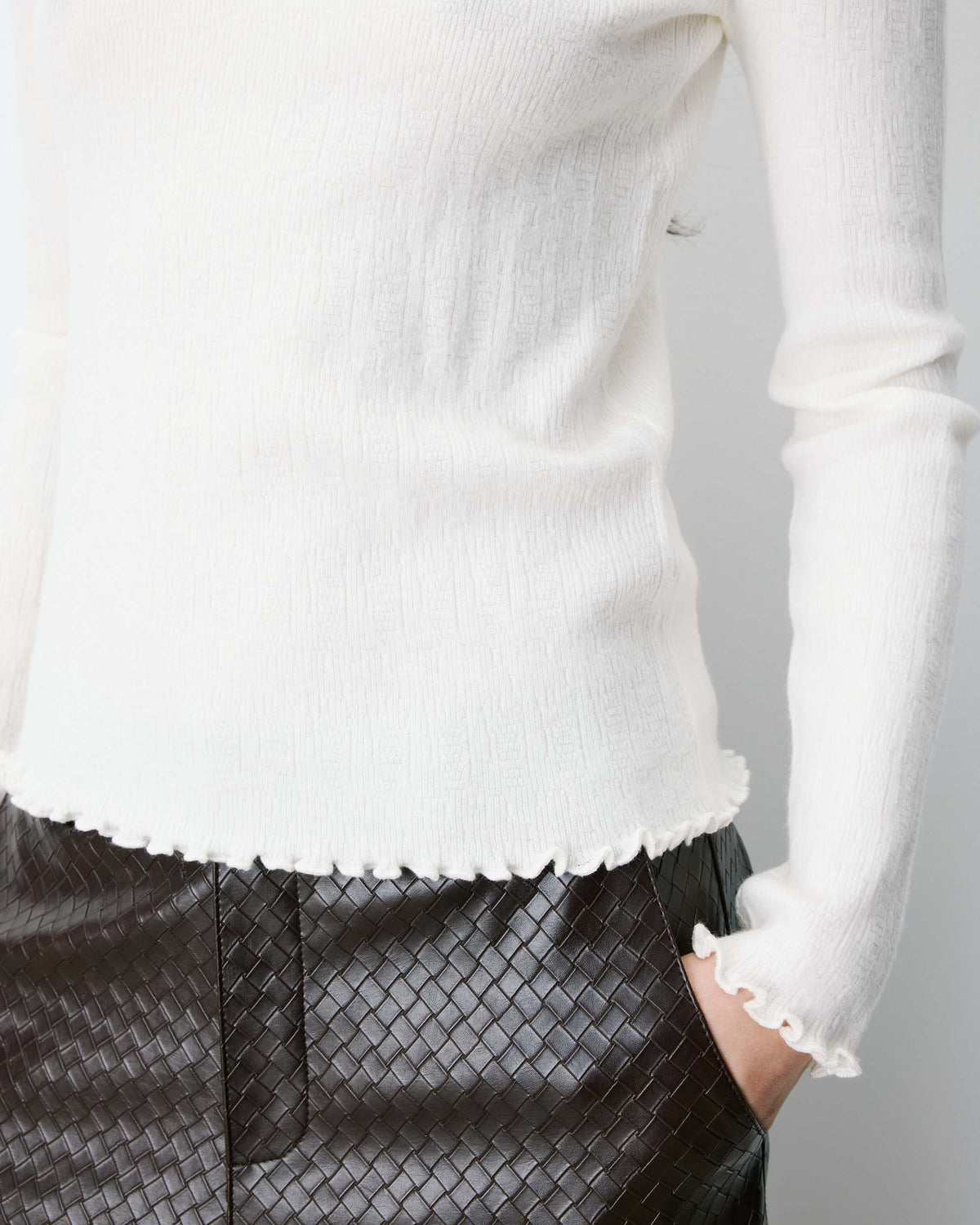 Pull ajusté en maille fine col montant ivoire Alino