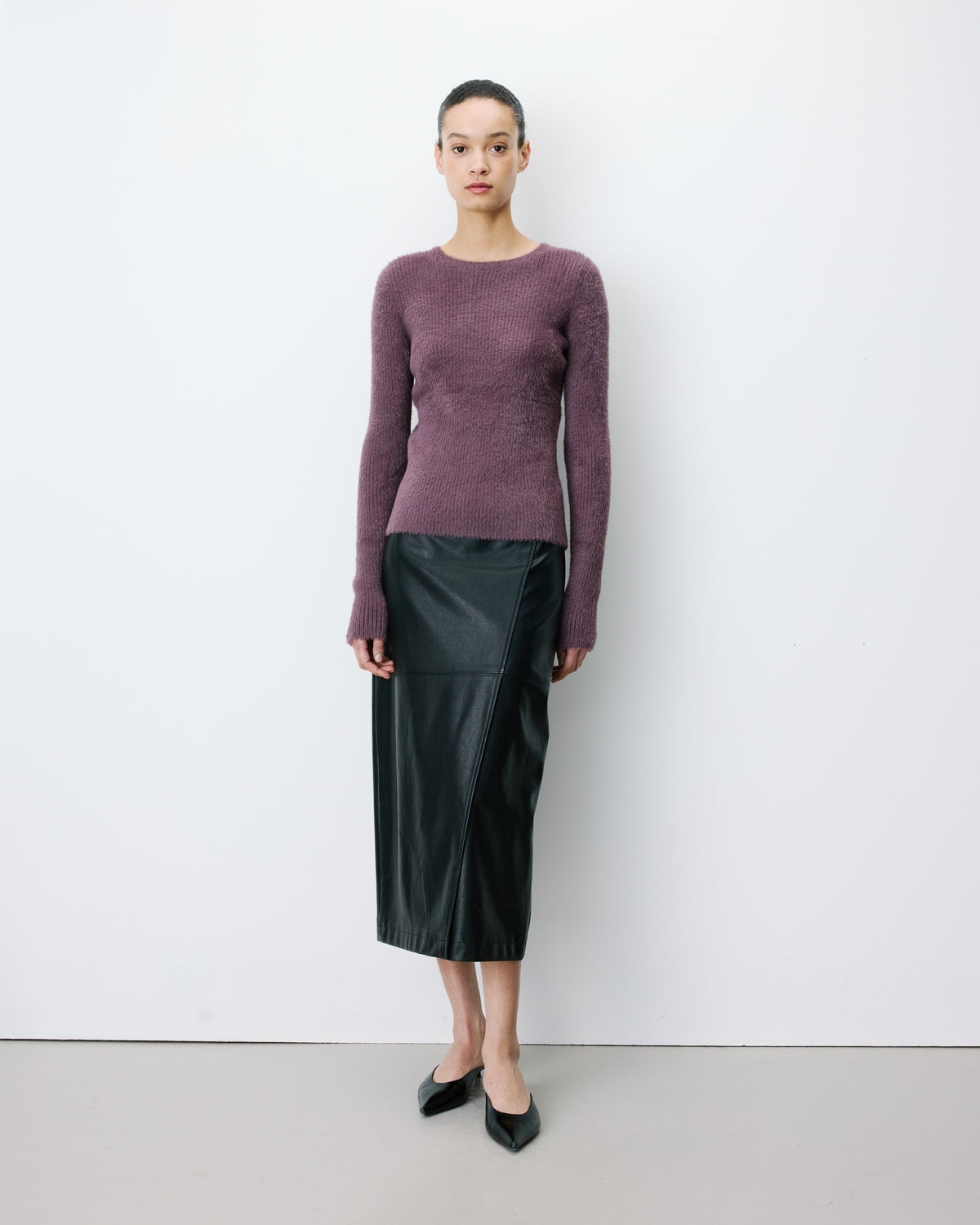 Pull doux près du corps col rond aubergine Auryn