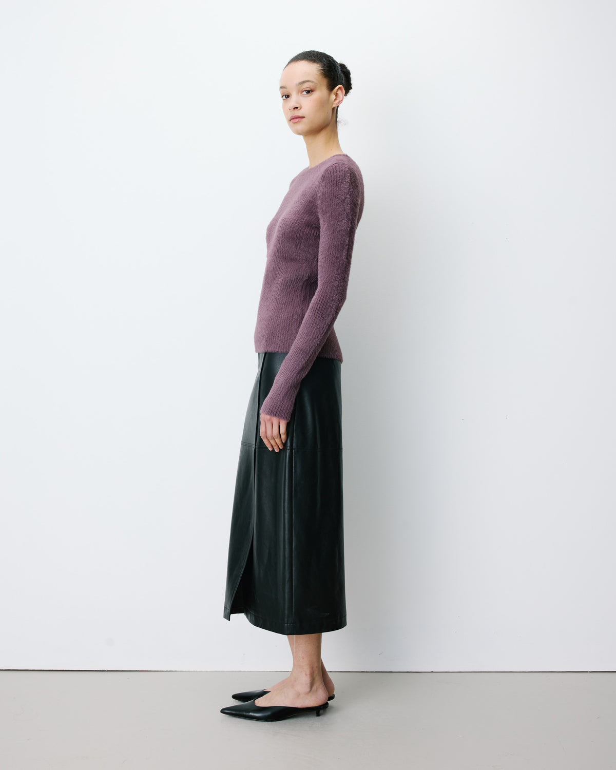 Pull doux près du corps col rond aubergine Auryn