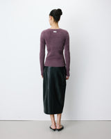 Pull doux près du corps col rond aubergine Auryn