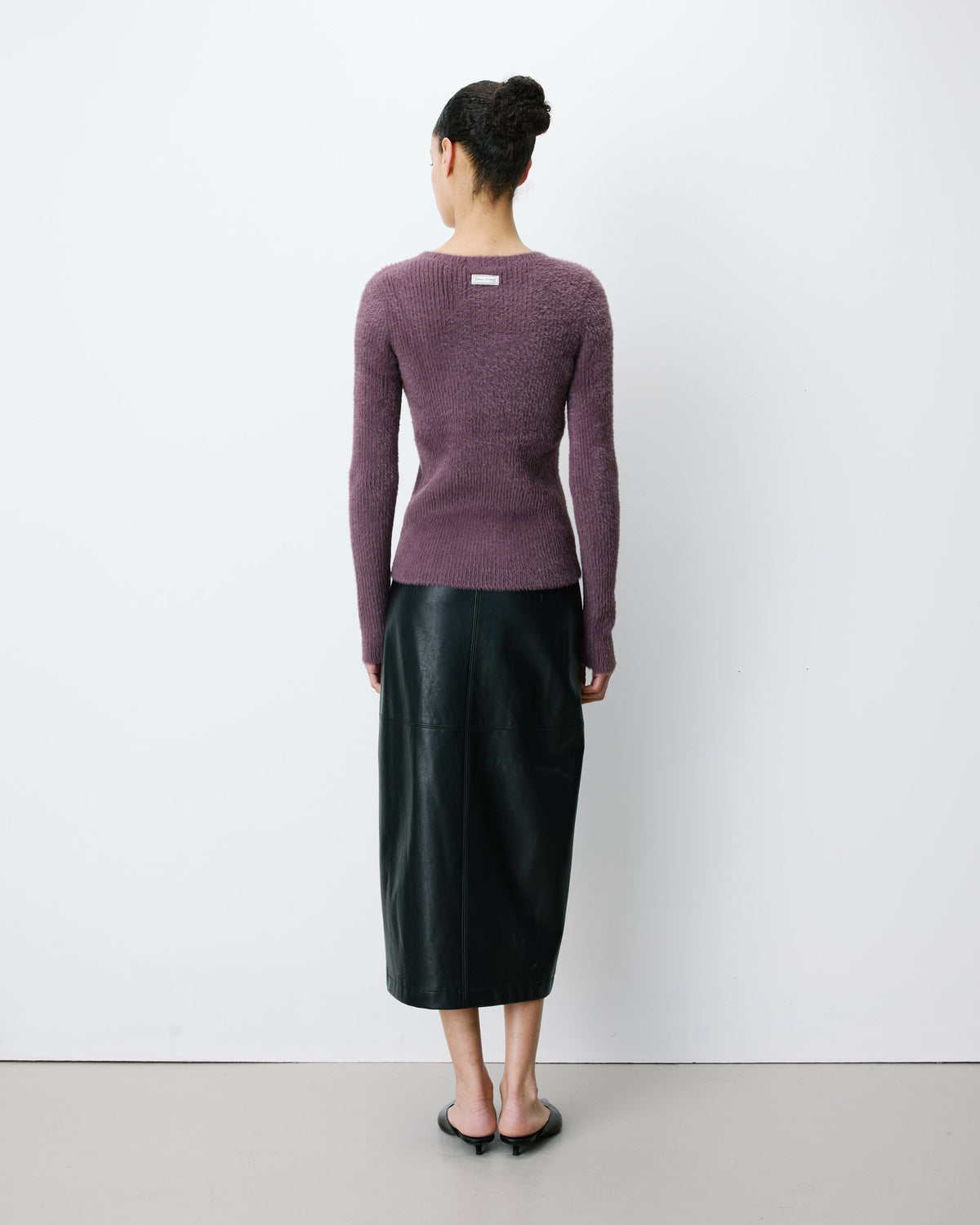 Pull doux près du corps col rond aubergine Auryn