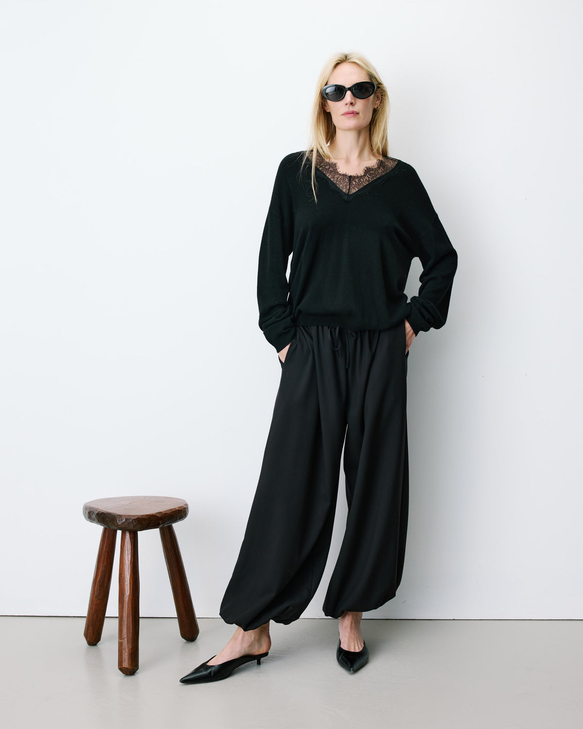 Knit sweater with lace V-neck noir Augustin