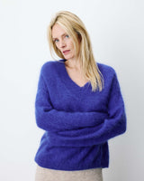 Pull large doux en mohair mélangé col V cobalt Adorable