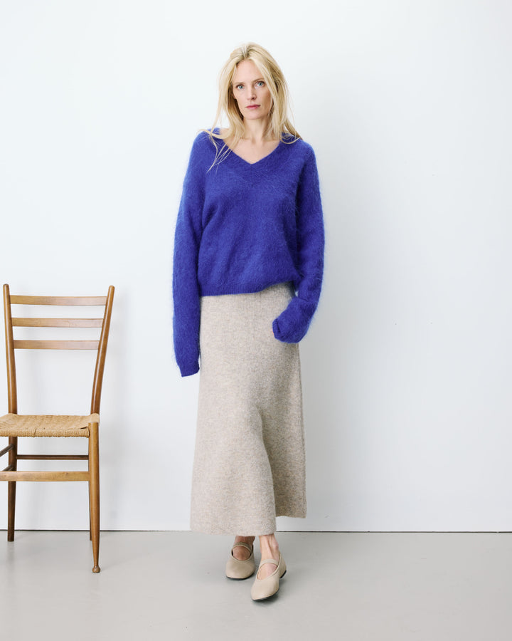 Pull large doux en mohair mélangé col V cobalt Adorable