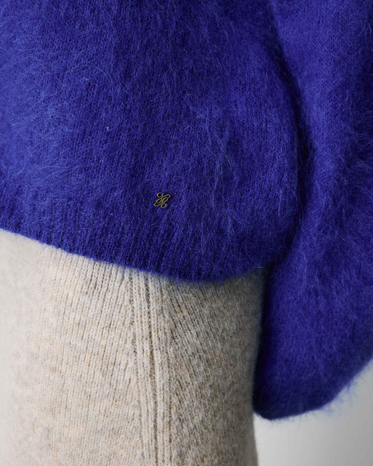 Pull large doux en mohair mélangé col V cobalt Adorable