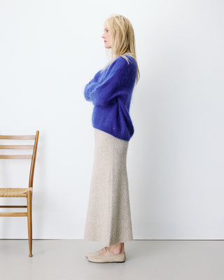 Pull large doux en mohair mélangé col V cobalt Adorable