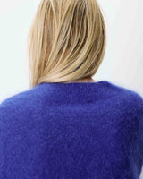 Pull large doux en mohair mélangé col V cobalt Adorable